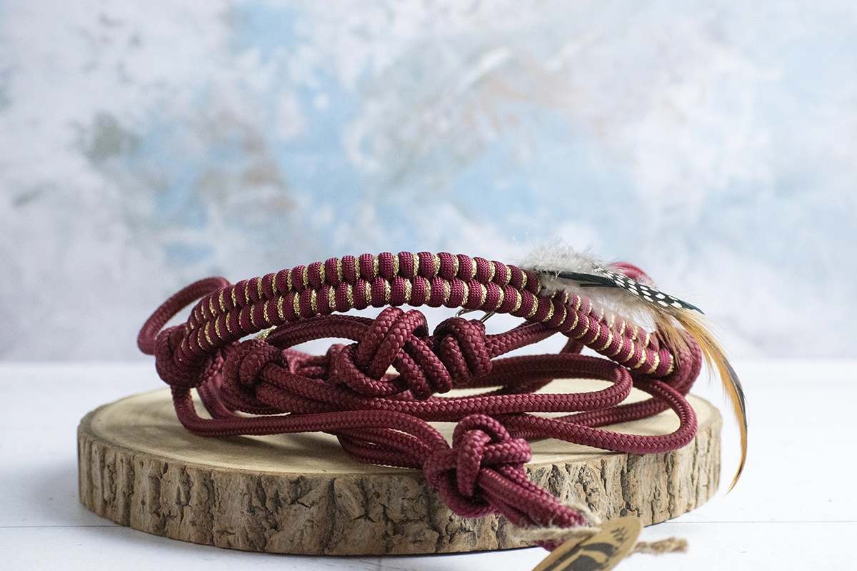 Licol en corde bordeaux avec muserolle tressée Licol en corde bordeaux avec muserolle tressée