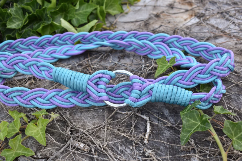 Cordelette tressée bleu et violet pour cheval