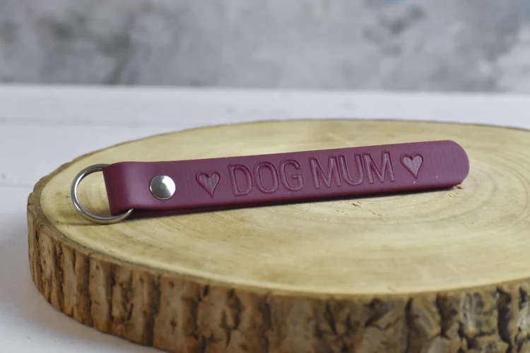 Porte clé “Dog Mum” Bordeaux