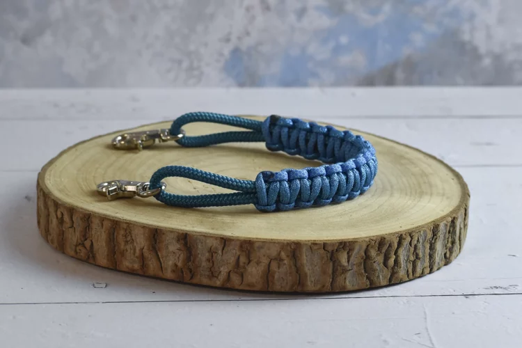 Poignée de selle bleu paon à paillettes et diamant