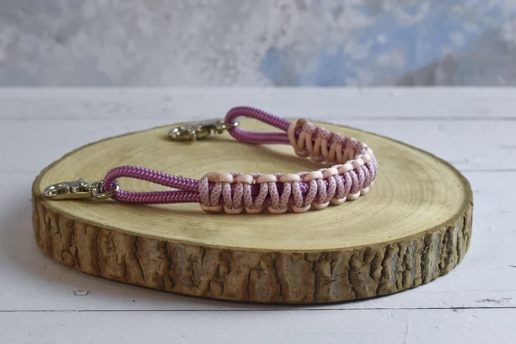 Poignée de selle mauve pastel et rose pâle