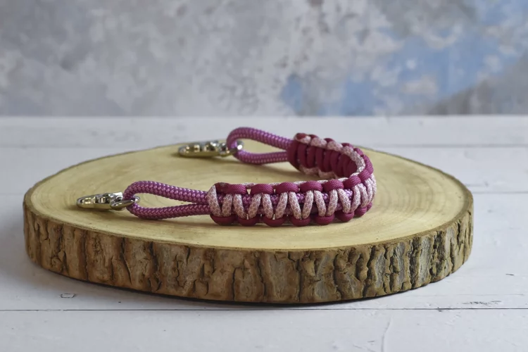 Poignée de selle mauve pastel et rose