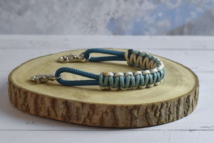 Poignée de selle bleu paon à paillettes