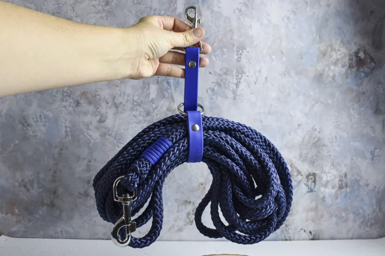 Longe légère de 8m bleu foncé et porte longe