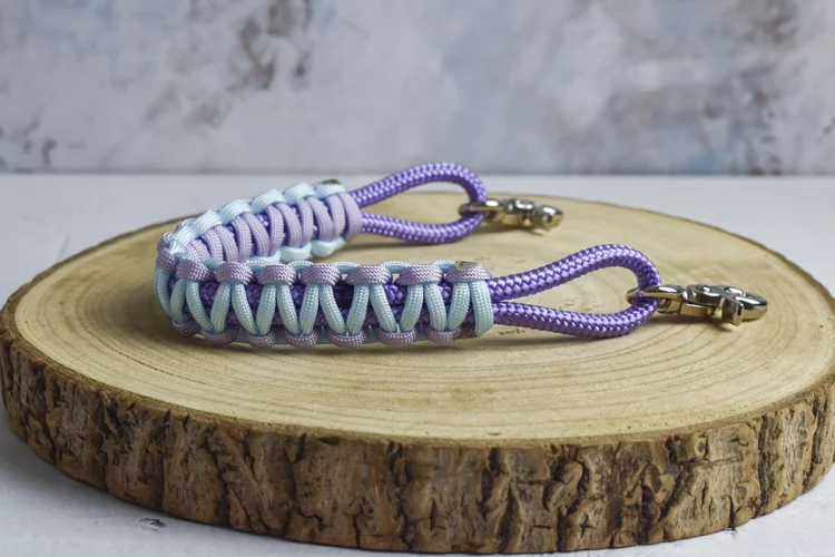 Poignée de selle violet et bleu pastel